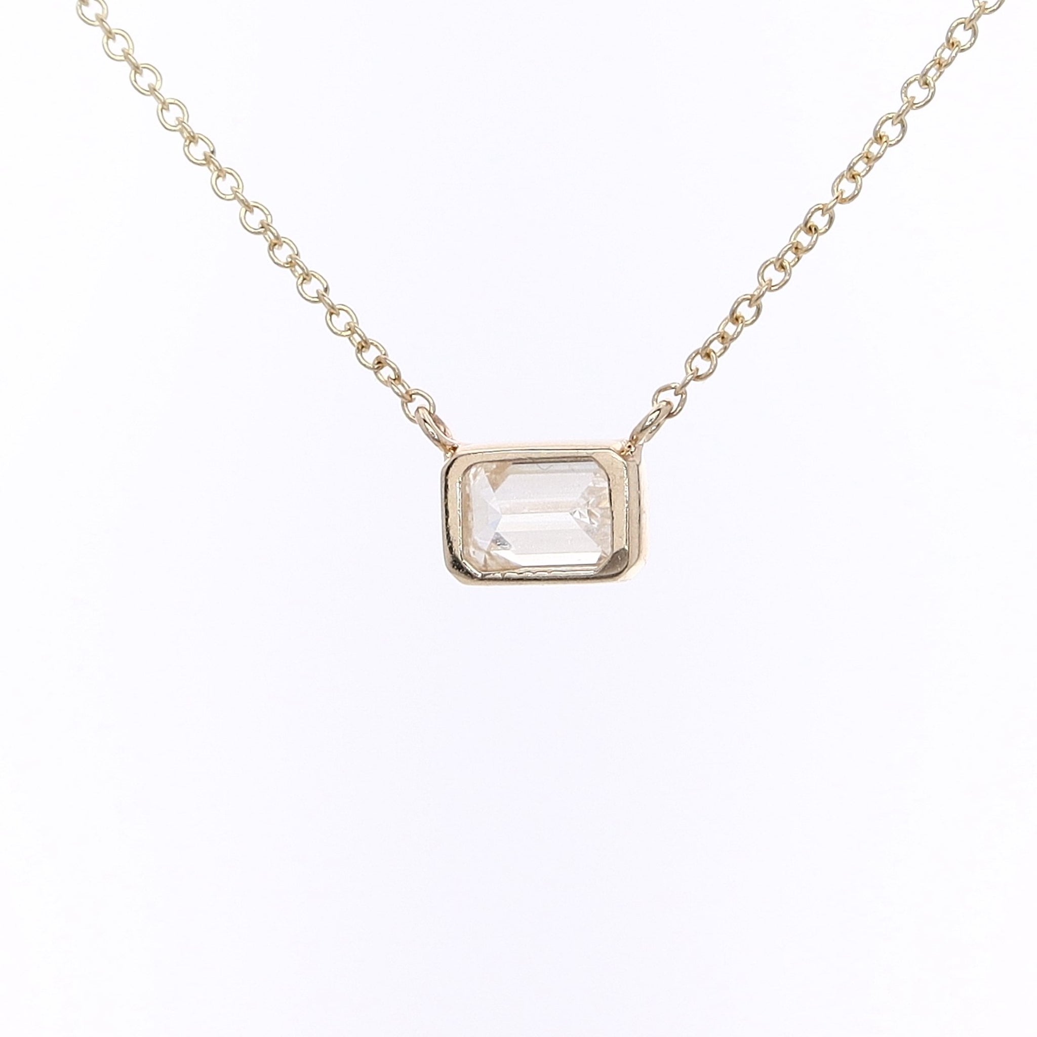 Exquisite Estate 14 Karat Yellow Gold Single Diamond Solitaire Pendant Necklace for Women