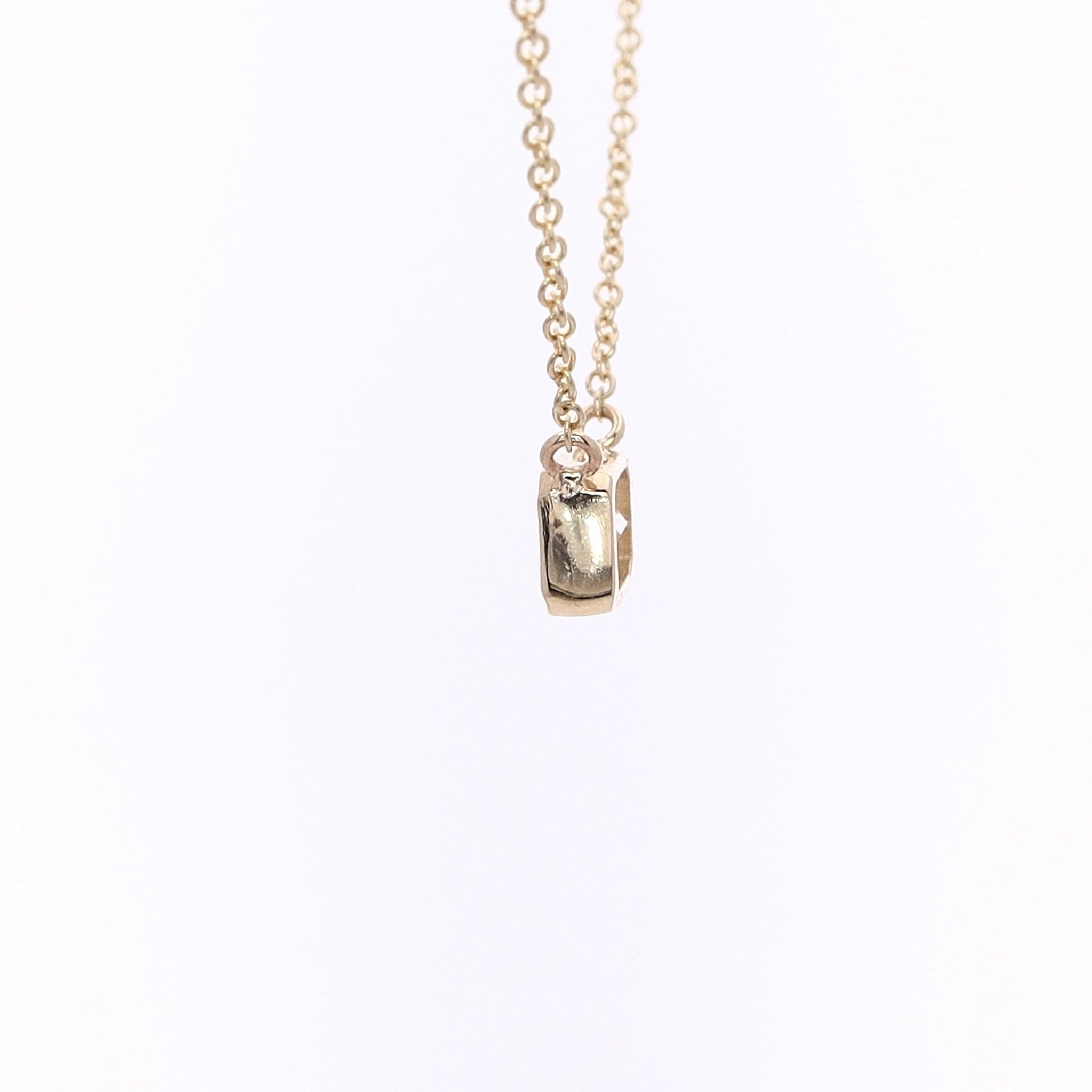 Exquisite Estate 14 Karat Yellow Gold Single Diamond Solitaire Pendant Necklace for Women