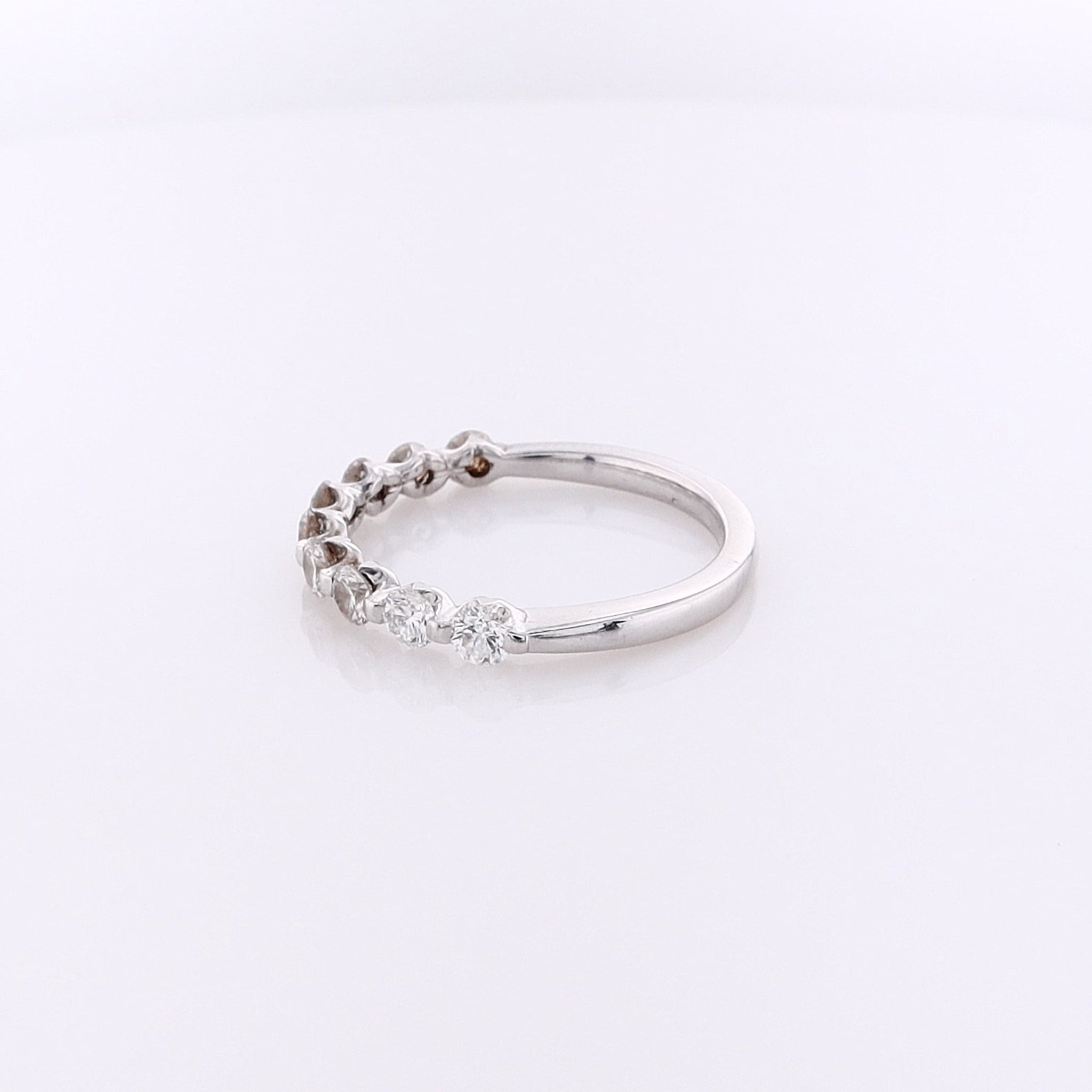 Exquisite 14K White Gold Shared Prong Diamond Wedding Ring Size 7.5