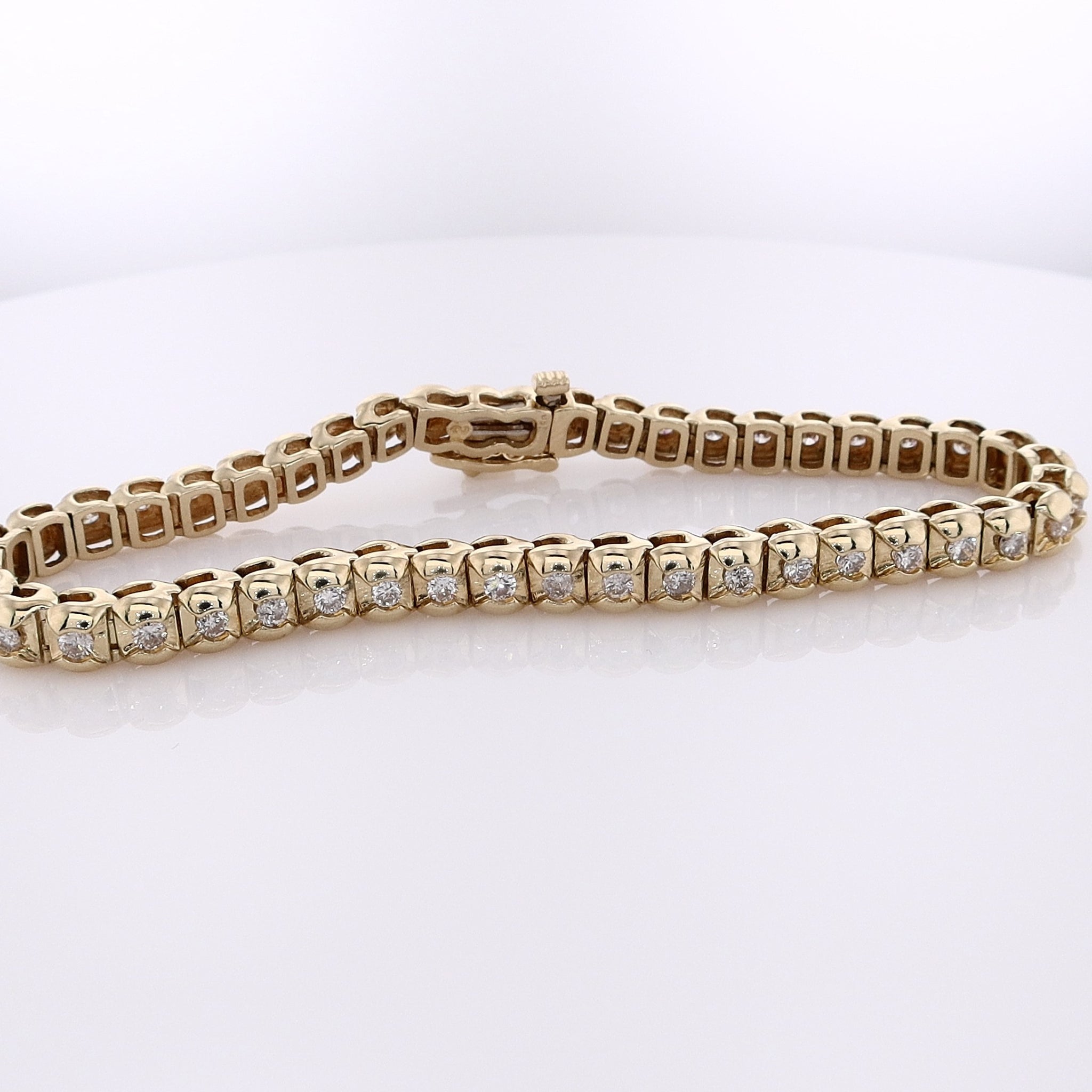 Exquisite Estate 14 Karat Yellow Gold Diamond Tennis-Style Bracelet for Elegant Wear