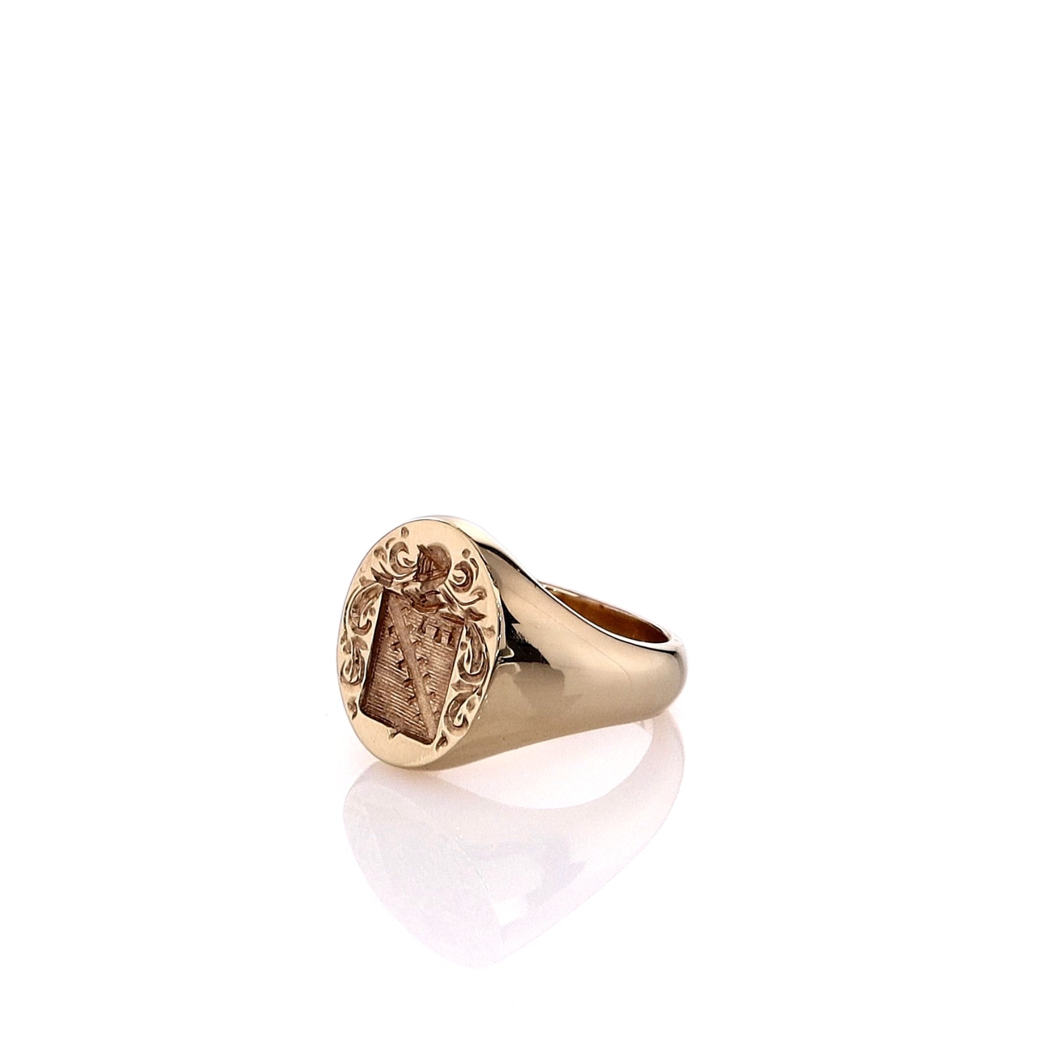 Exquisite 14k Yellow Gold Oval-Shaped Engraved Coat of Arms Signet Ring for Elegant Wear