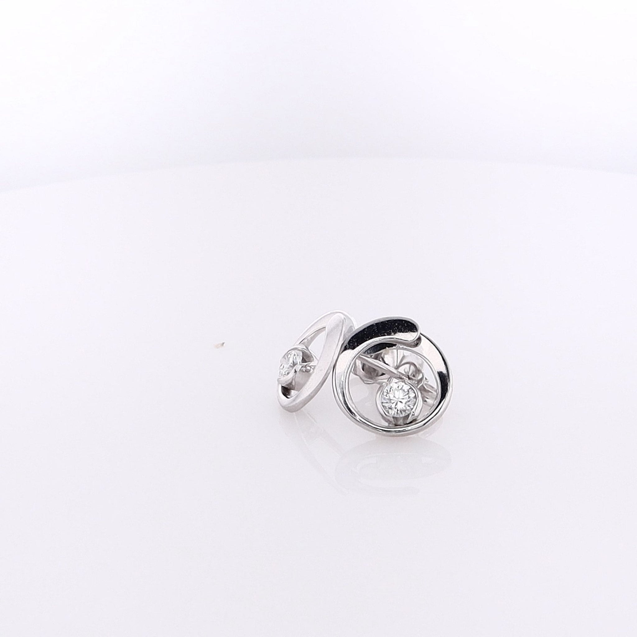Elegant Estate 14 Karat White Gold Overlapping Circular Diamond Stud Earrings