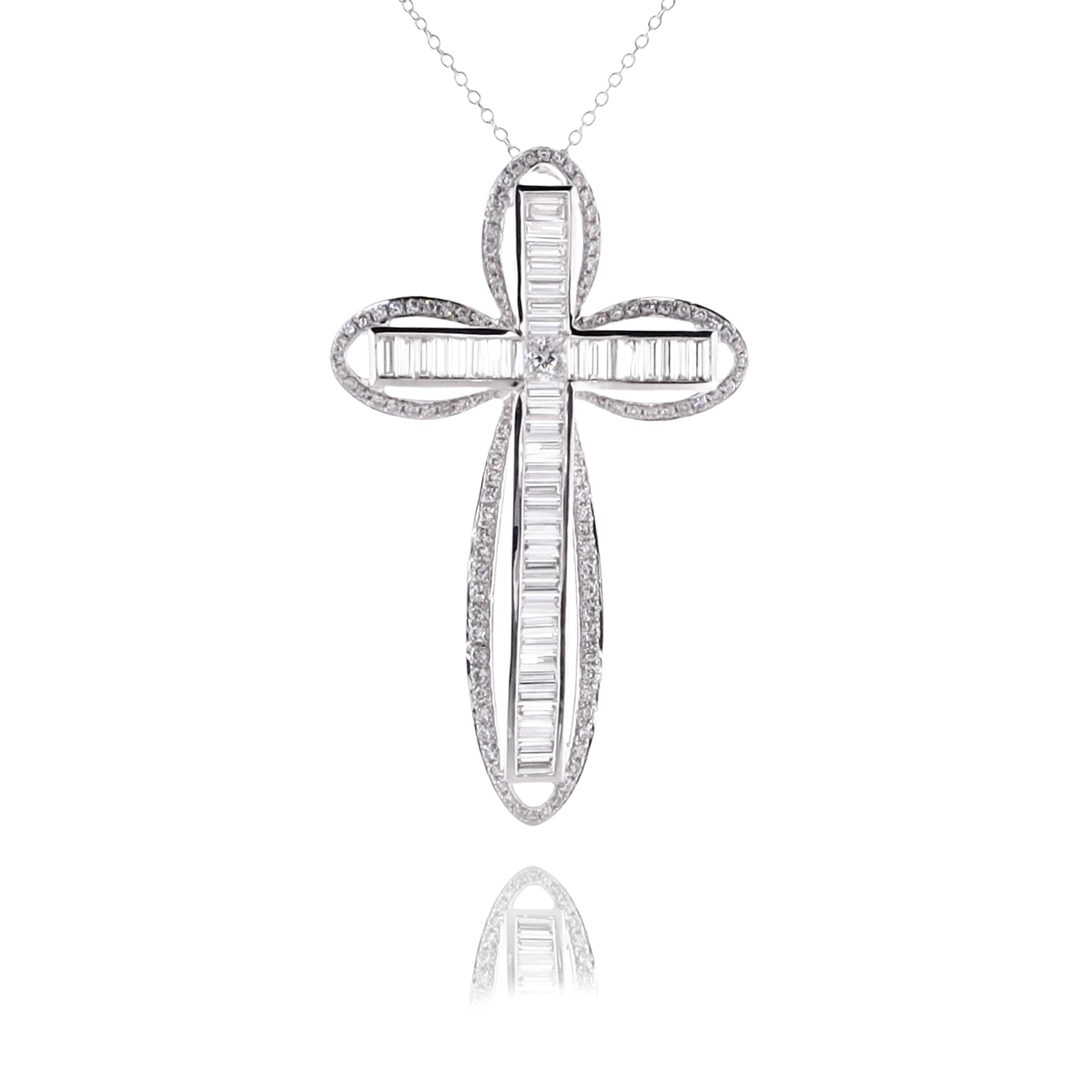 Exquisite Estate 18 Karat White Gold Diamond-Embedded Cross Pendant Necklace for Elegant Jewelry Lovers