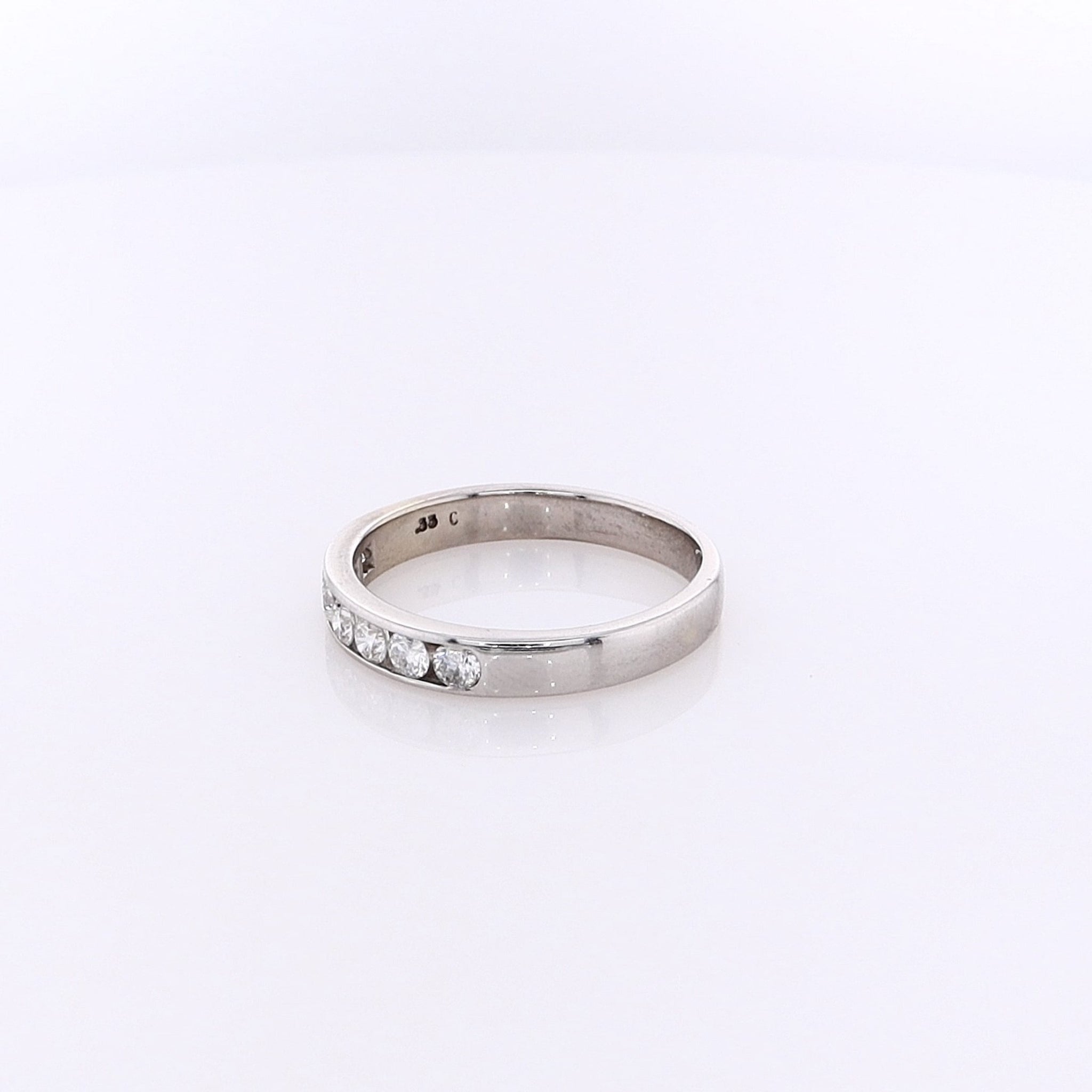 Luxurious Estate 14 Karat White Gold Diamond Ring for Wedding Band Use