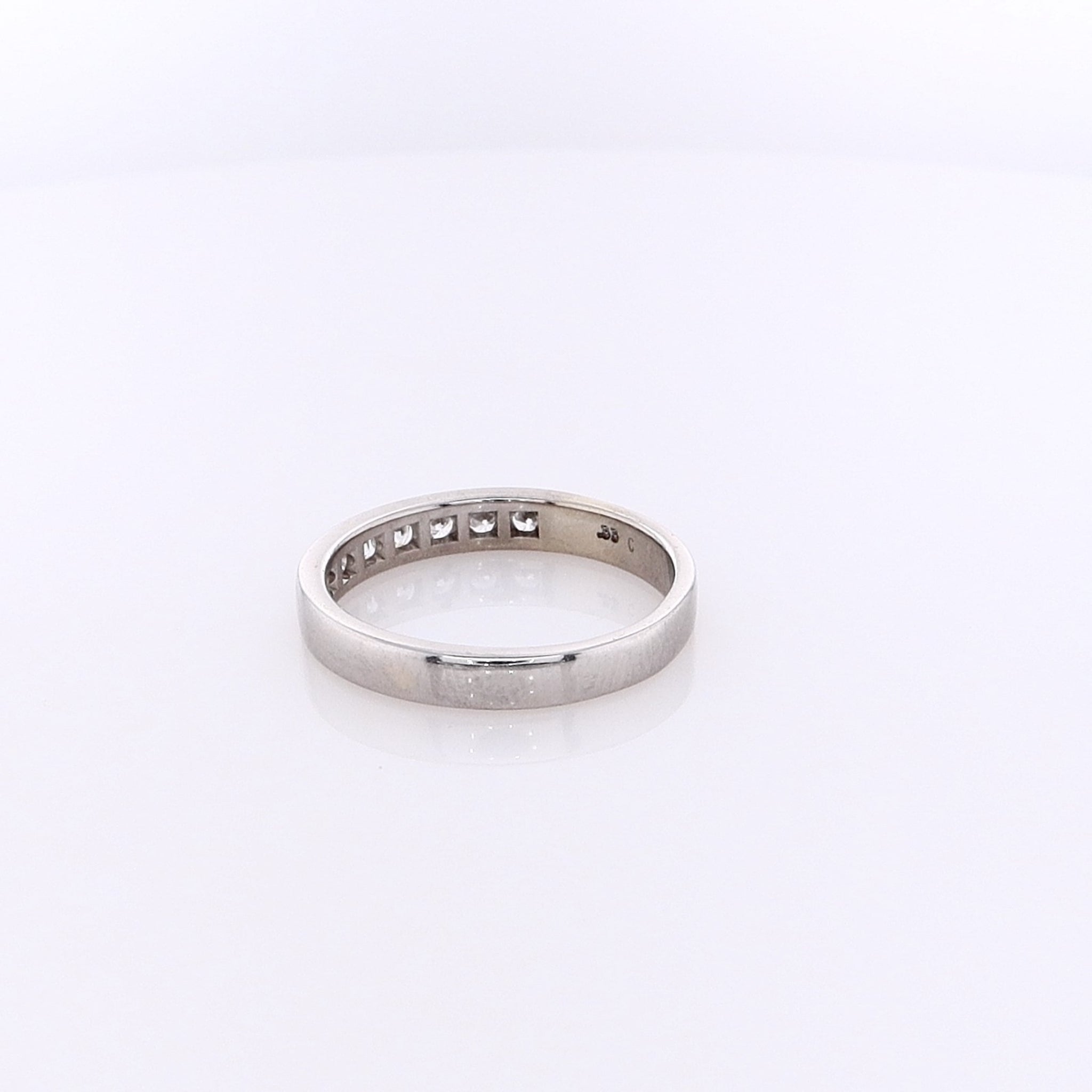 Luxurious Estate 14 Karat White Gold Diamond Ring for Wedding Band Use
