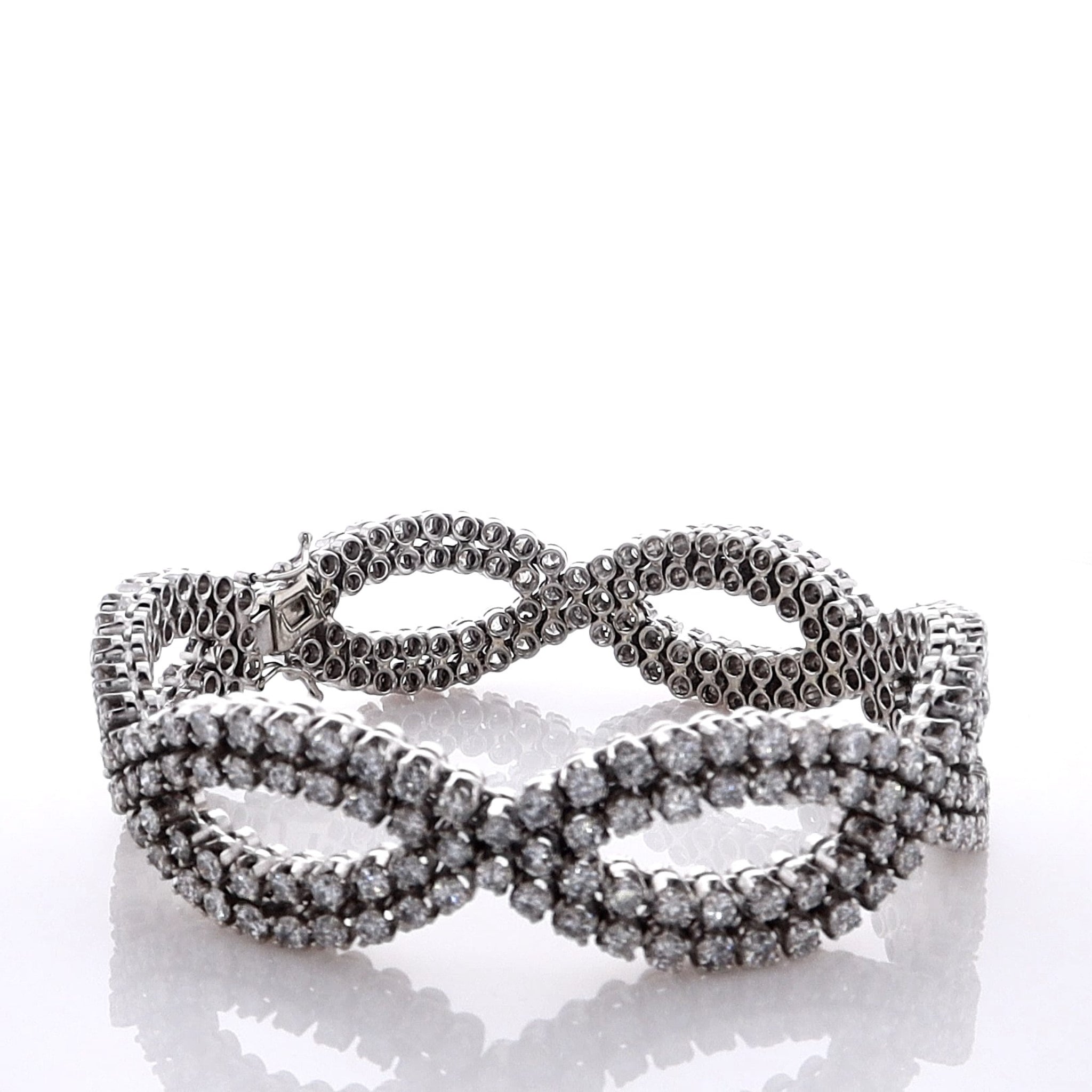 Exquisite Estate 18k White Gold Diamond Wave Pattern Design 7.25 Size Bracelet for Elegant Adornment