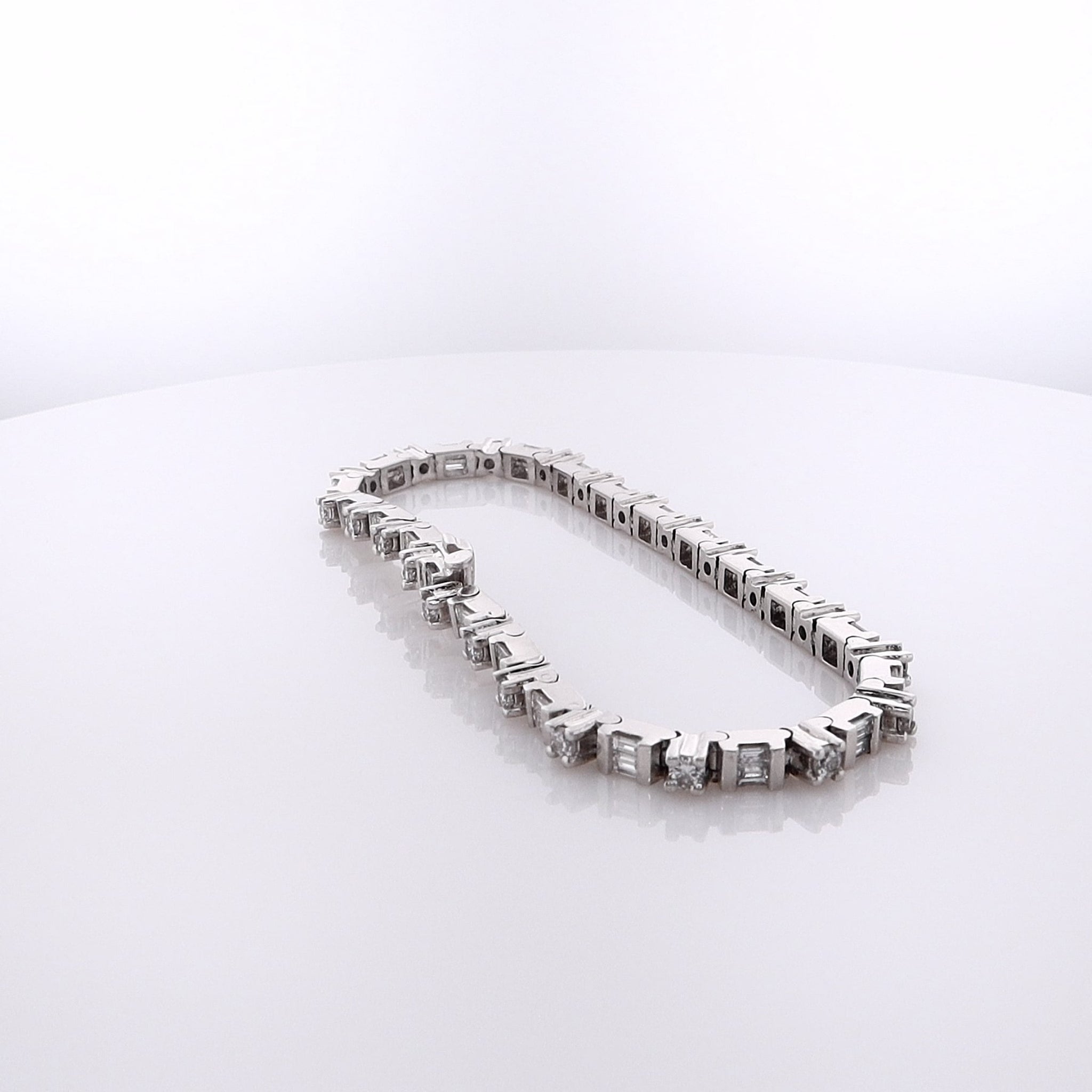 Exquisite Estate Platinum Bracelet with Stunning Diamonds