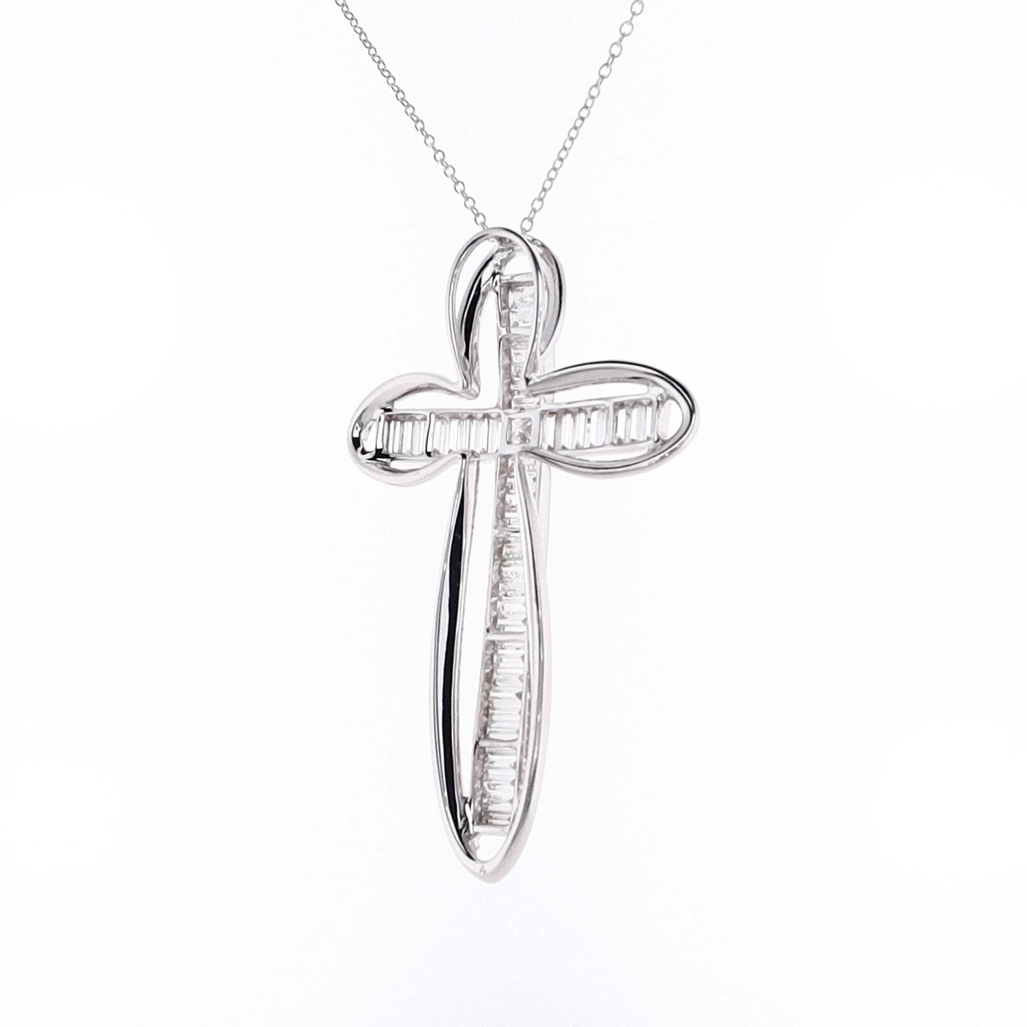 Exquisite Estate 18 Karat White Gold Diamond-Embedded Cross Pendant Necklace for Elegant Jewelry Lovers