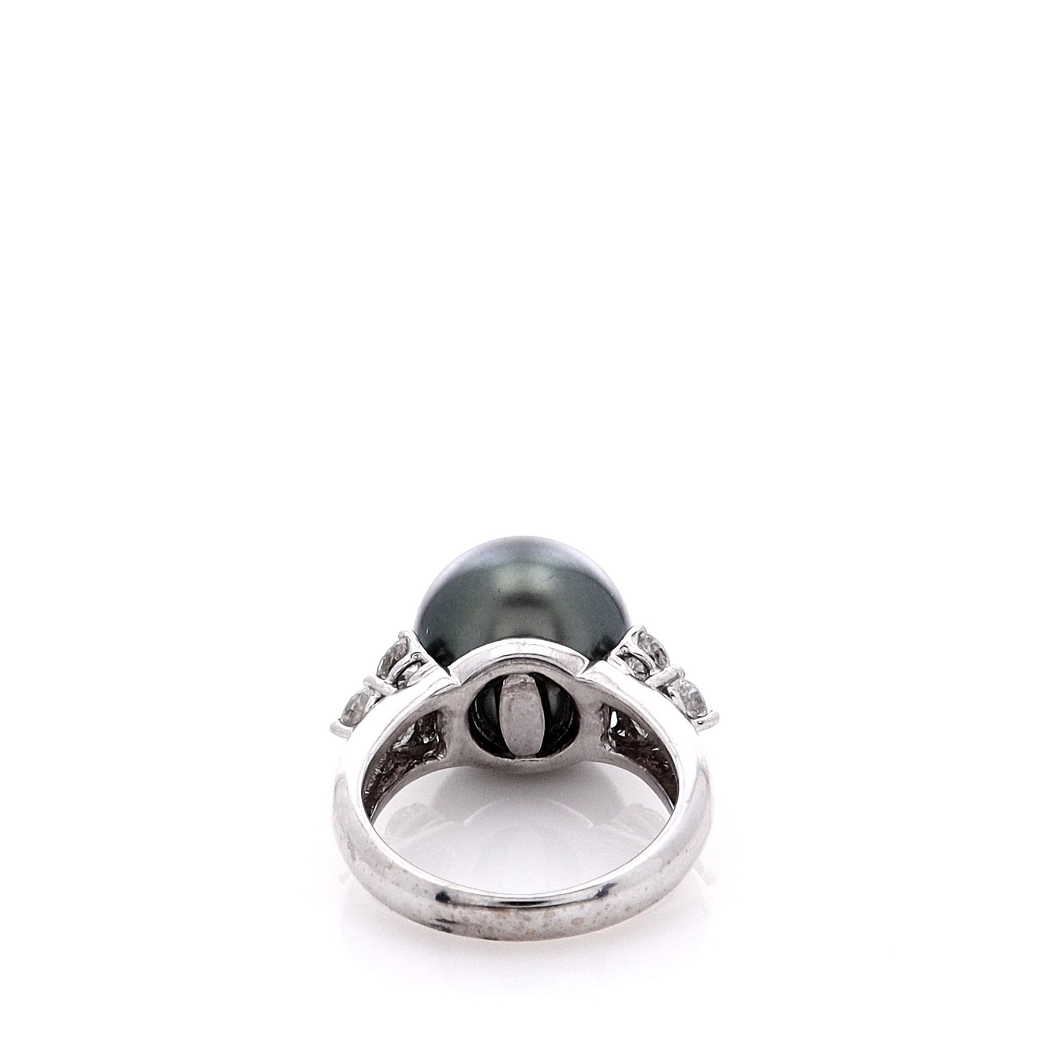 Elegant 18k White Gold and Diamond Ring Featuring 13mm Grey Tahitian Pearl