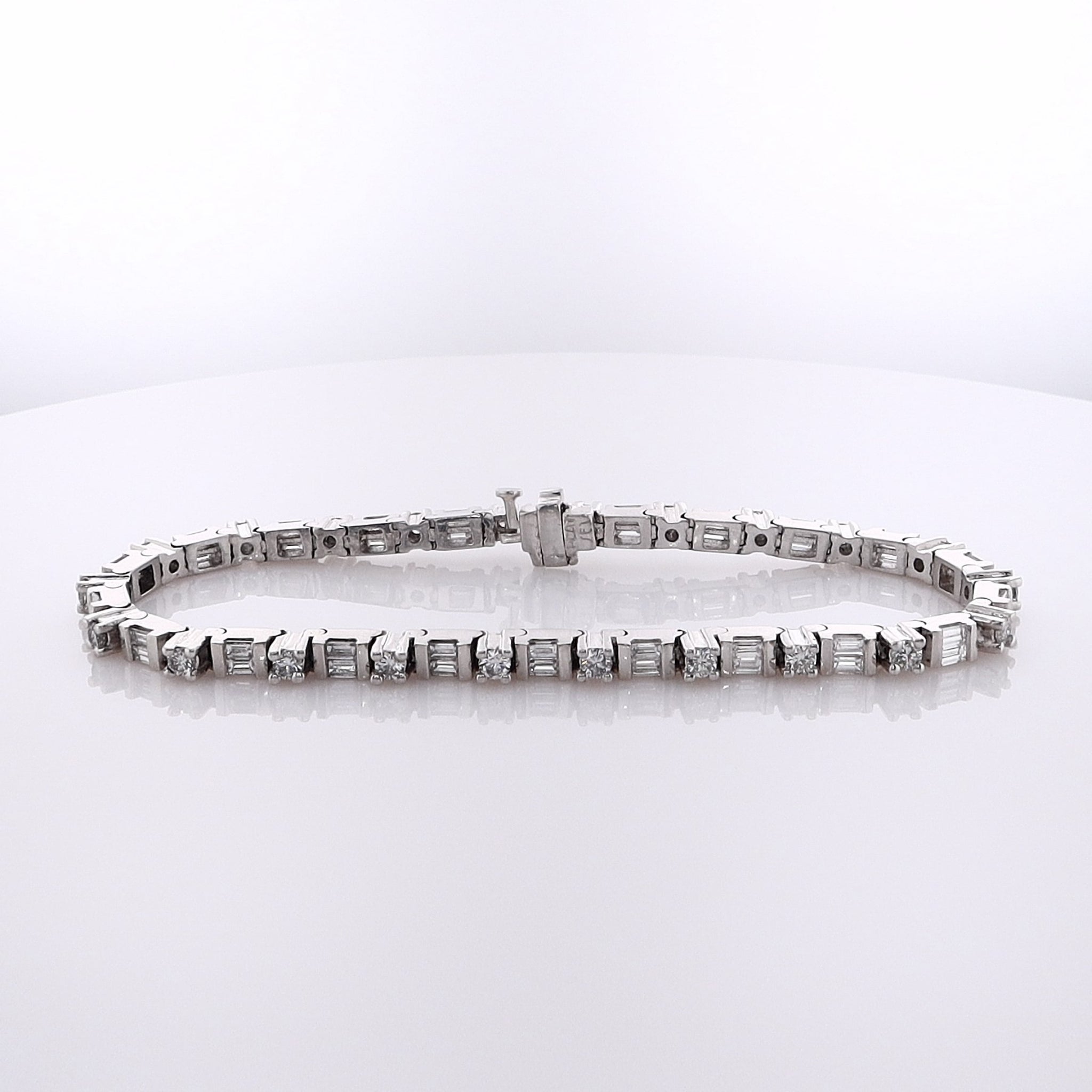 Exquisite Estate Platinum Bracelet with Stunning Diamonds