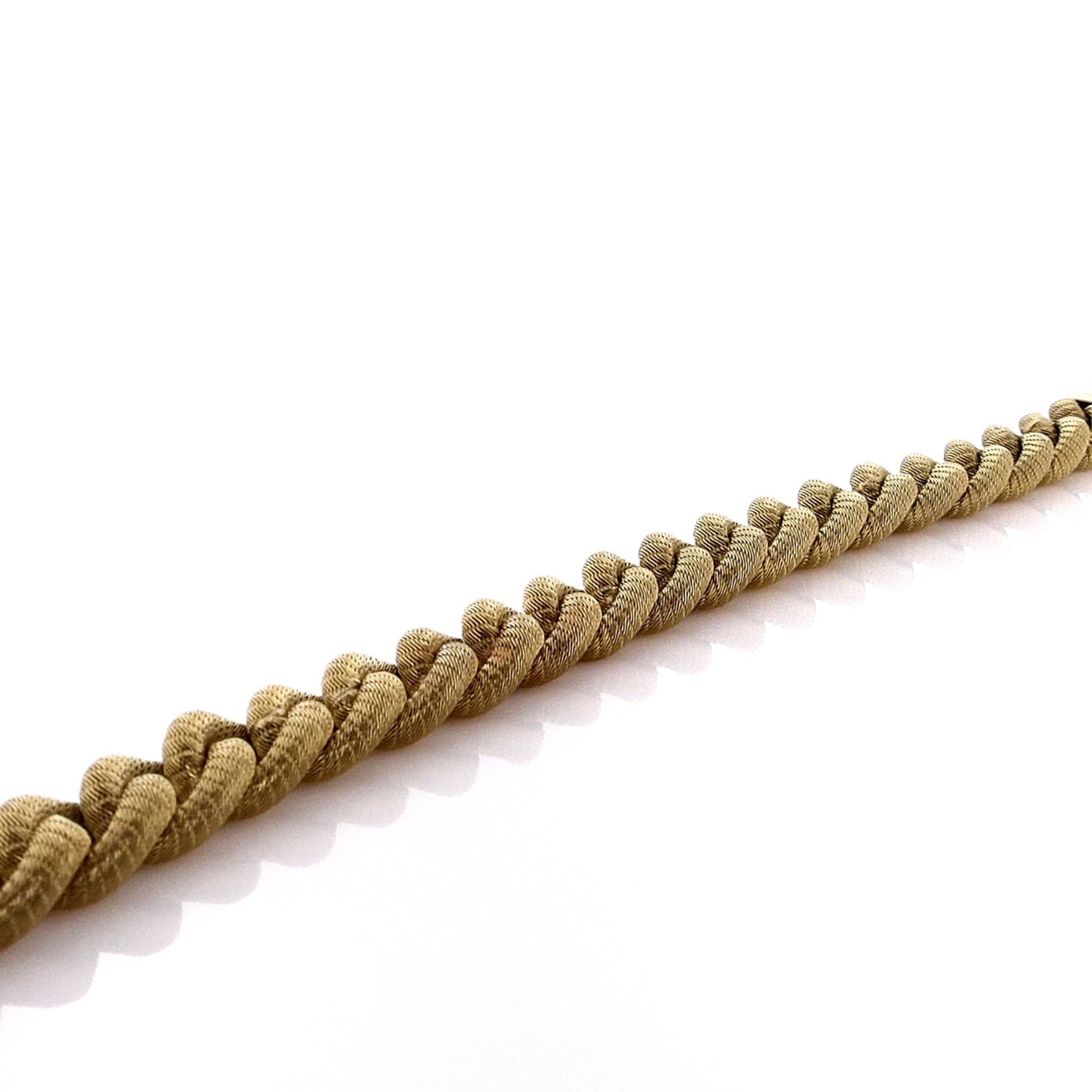 Exquisite Estate 18k Yellow Gold Textured and Brushed Curb Link Style Bracelet for Fashion Enthusiasts