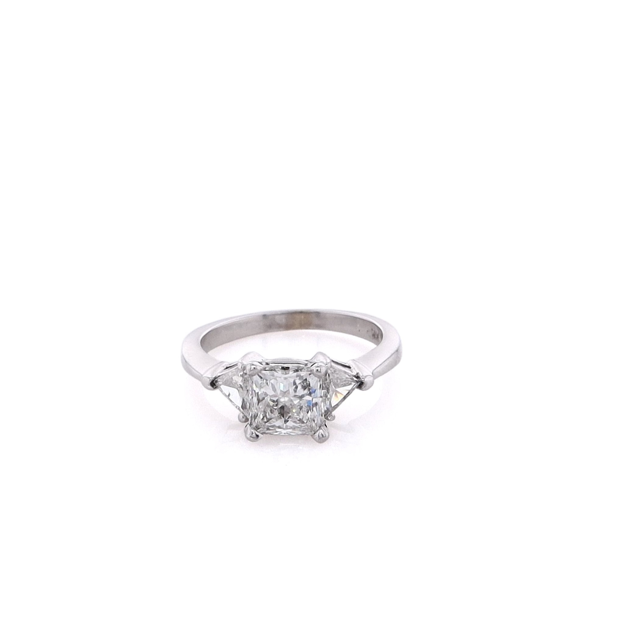 Luxurious Estate 14 Karat White Gold Diamond Engagement Ring for Romantic Proposals