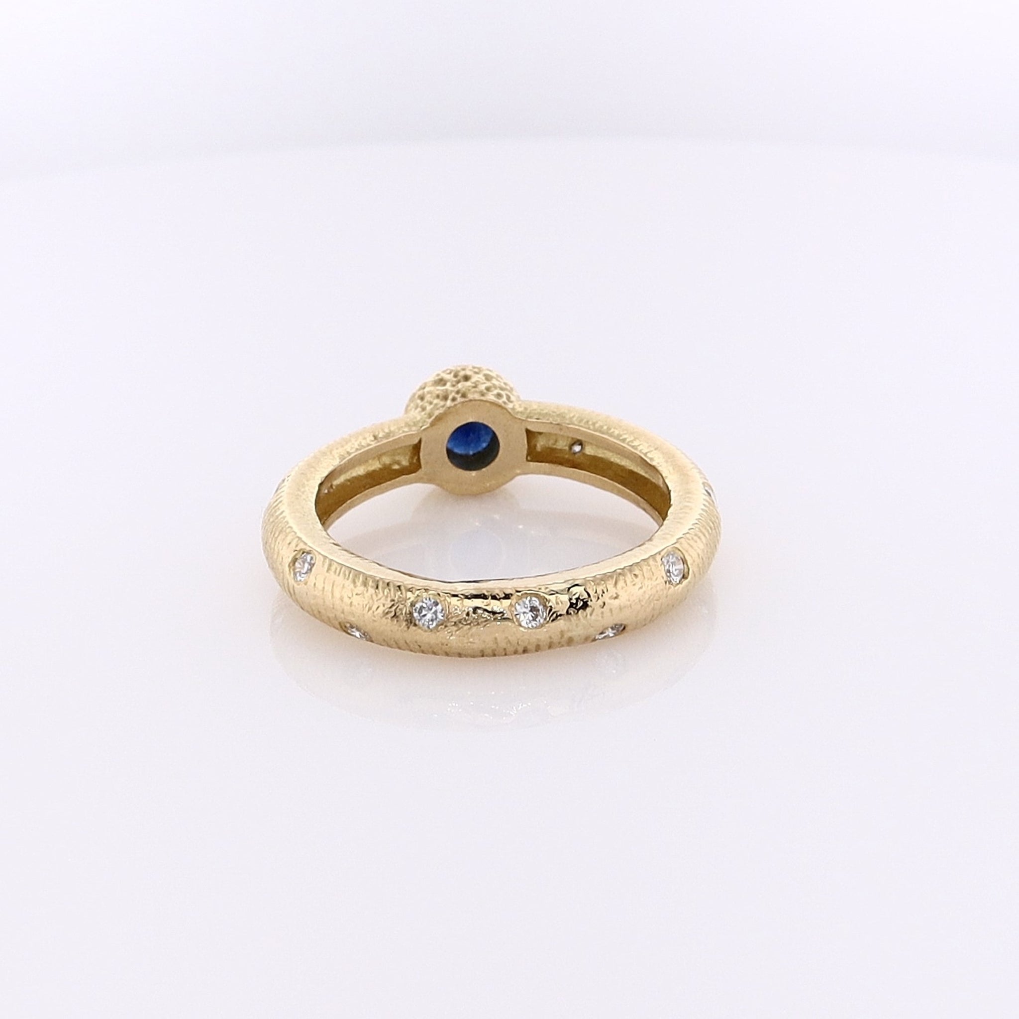 Stunning 18K Yellow Gold Ring with Sapphire and Scattered Diamonds