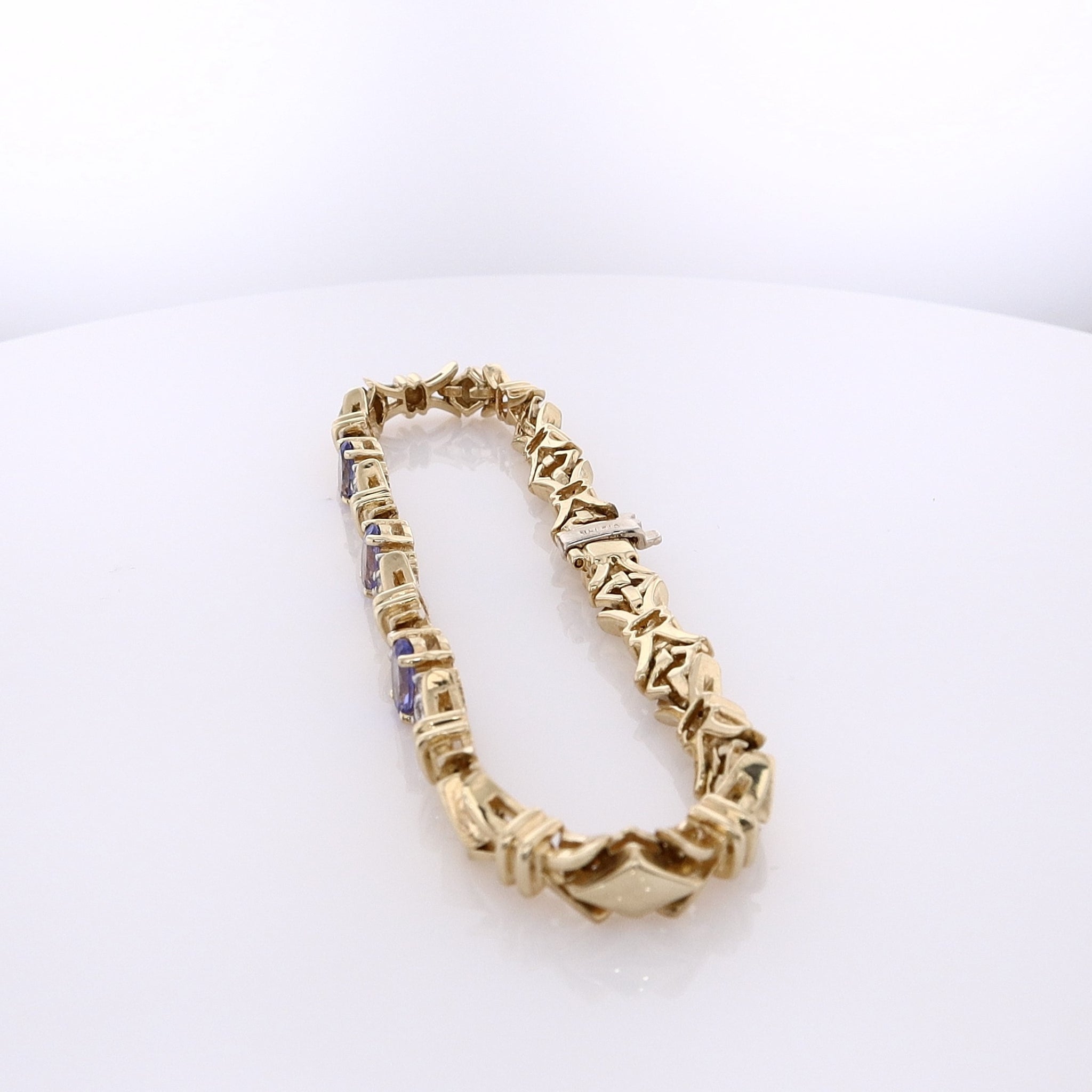 Exquisite Estate 14 Karat Yellow Gold Jewelry Tanzanite and Diamond Bracelet for Elegant Ladies