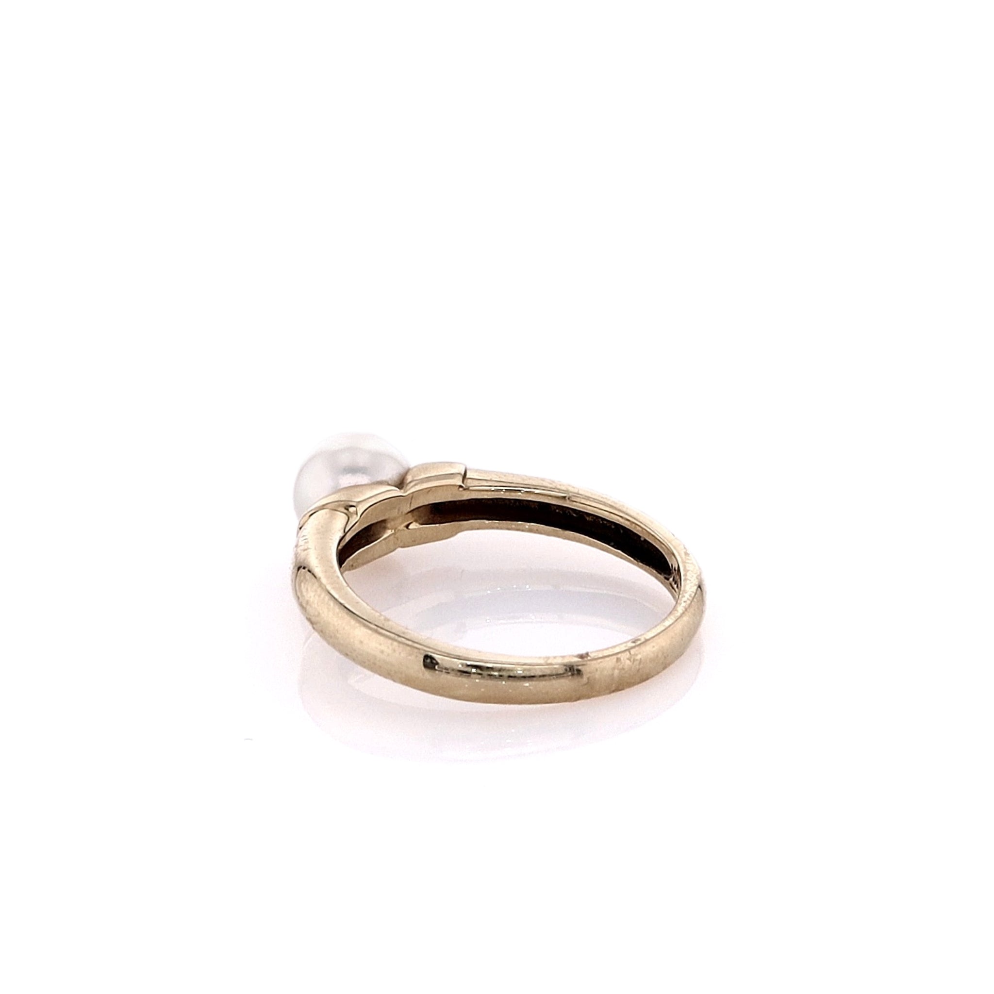 Exquisite 14k Yellow Gold Ring with 7mm Cultured Pearl and Polished Shank, Size 7.5