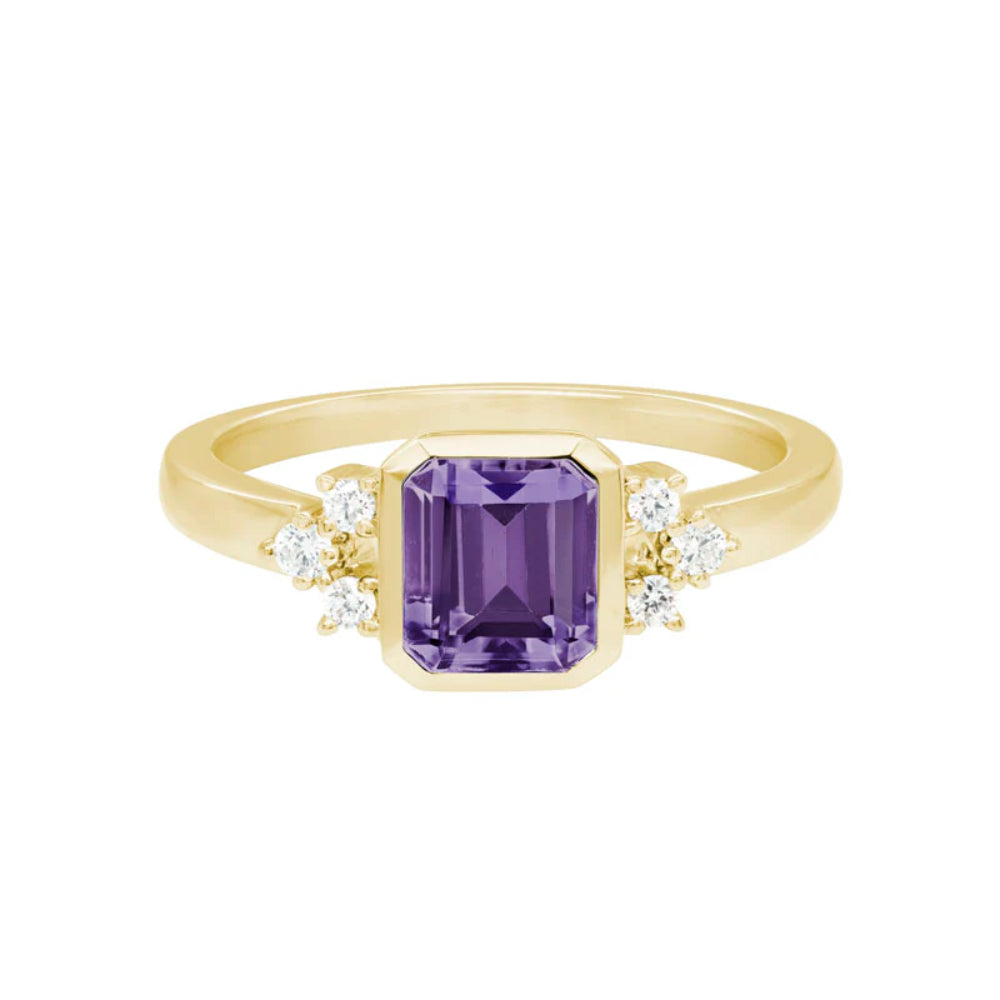 Exquisite 14k Gold Ring with Gemstone and Sparkling Diamonds