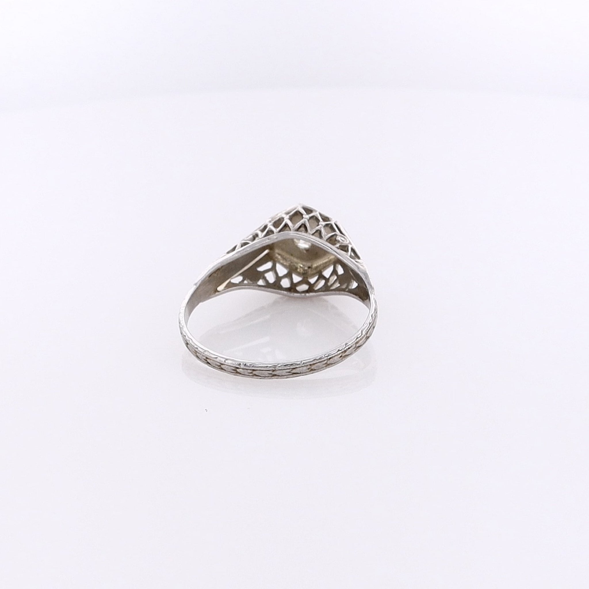 Exquisite 18 Karat White Gold Filigree and Diamond Engagement Ring for Women