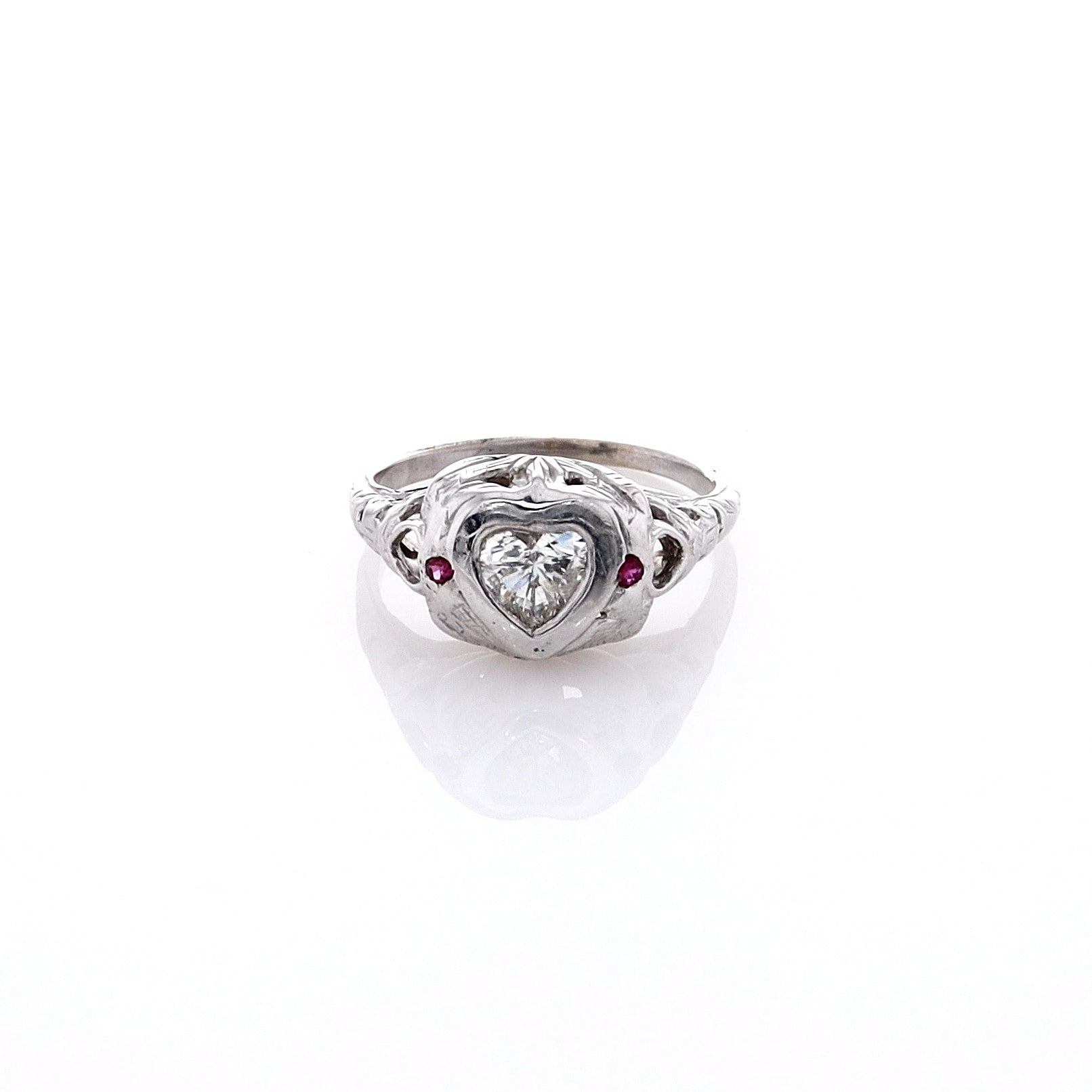 Stunning 18K White Gold Bezel-Set Heart Diamond Filigree Ring Size 6