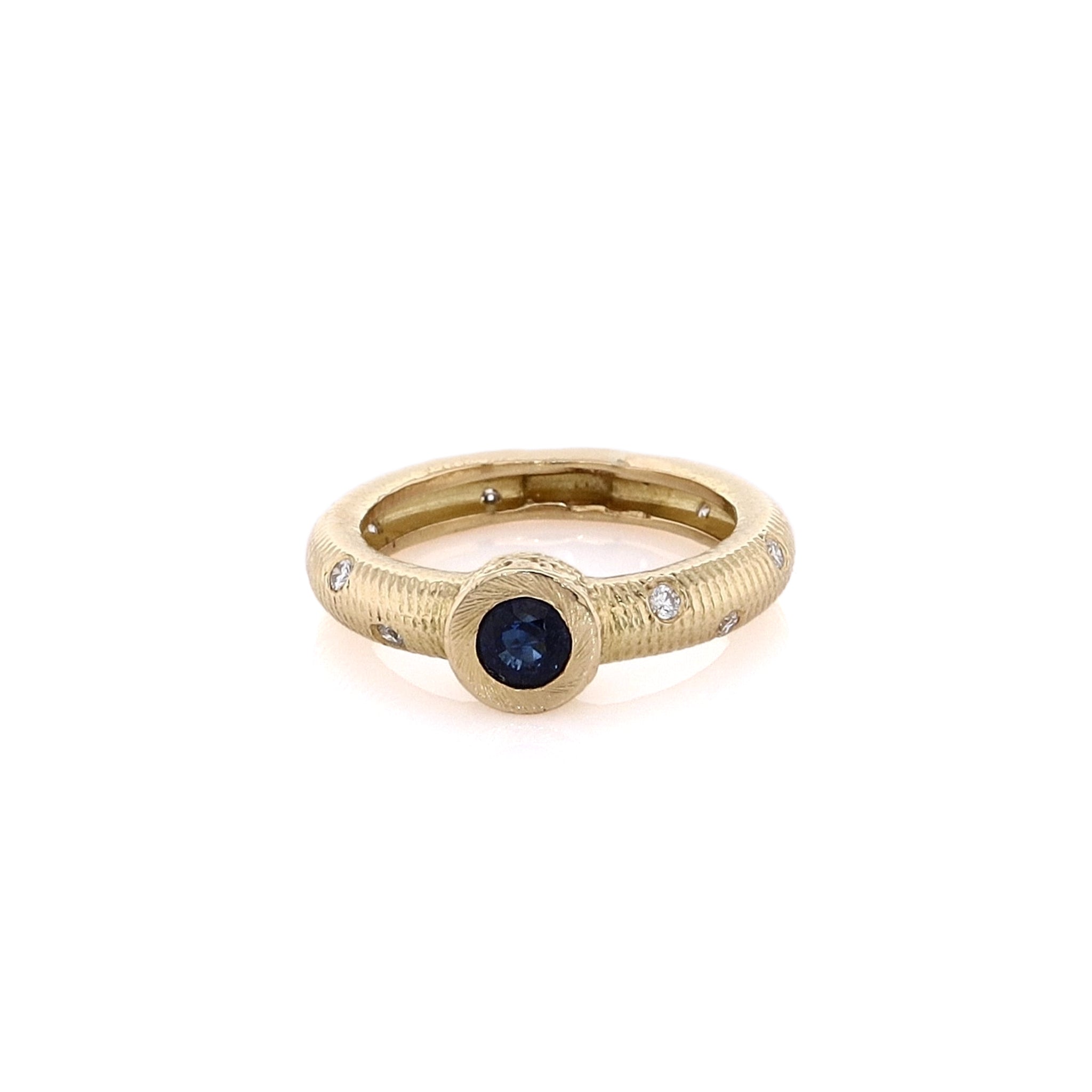 Stunning 18K Yellow Gold Ring with Sapphire and Scattered Diamonds