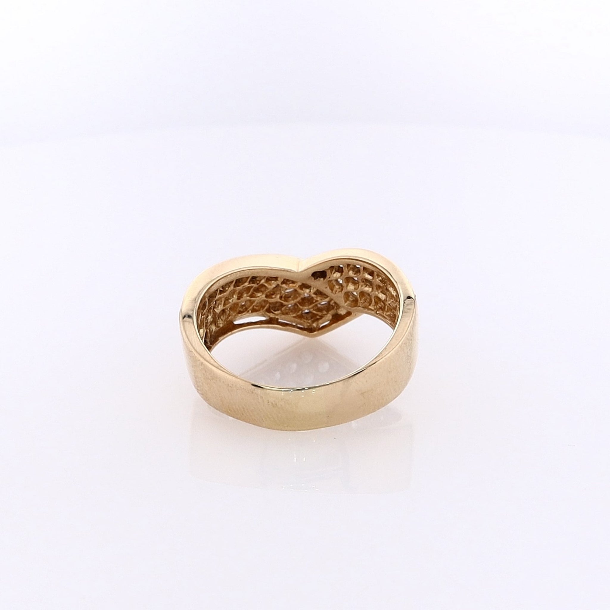 Exquisite Estate 18 Karat Yellow Gold Diamond Ring with Ribbon Design for Women