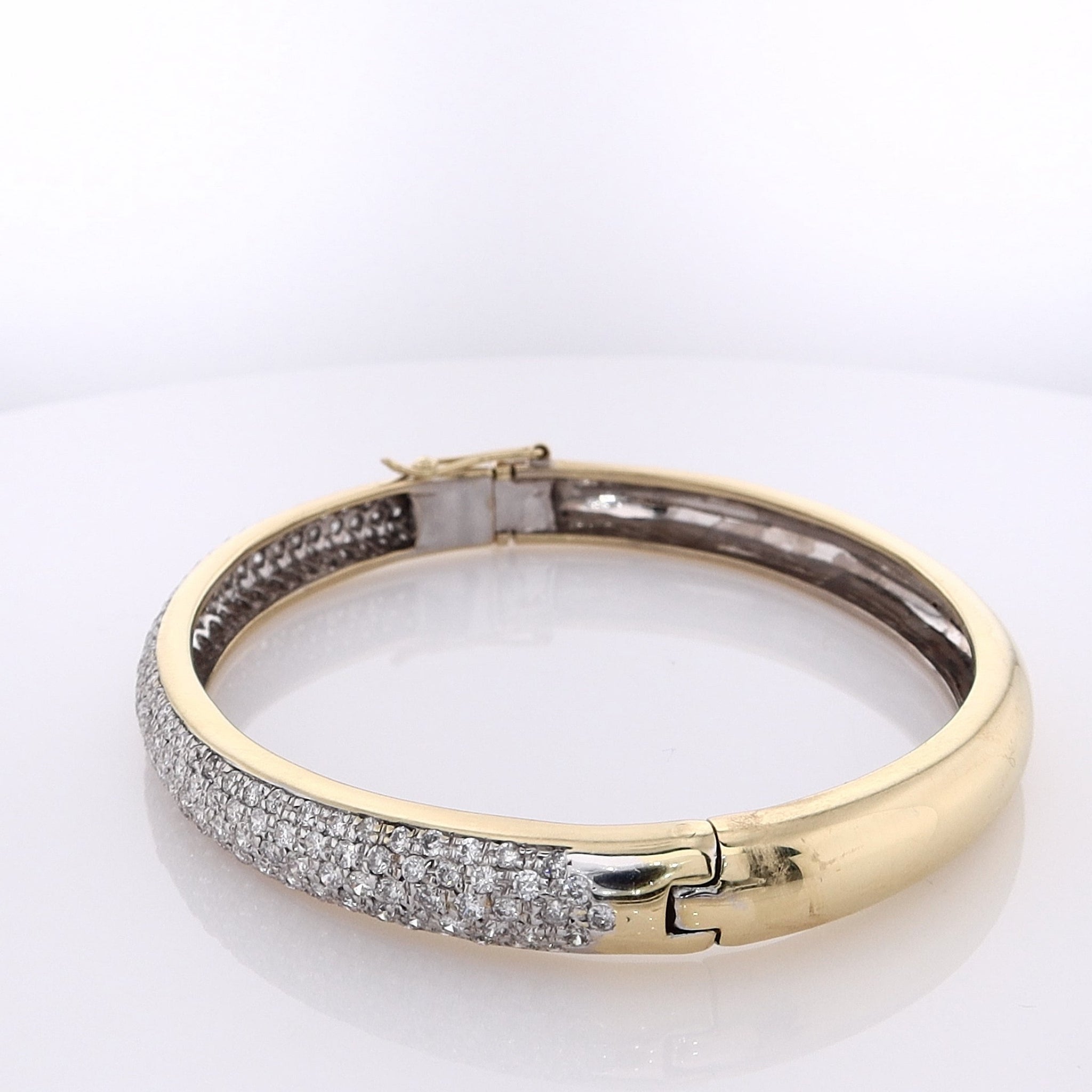 Exquisite 18 Karat Yellow Gold Diamond Hinged Bangle Bracelet for Elegant Jewelry Lovers