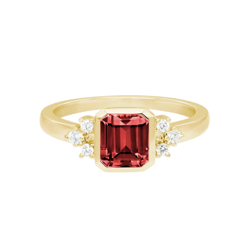 Exquisite 14k Gold Ring with Gemstone and Sparkling Diamonds