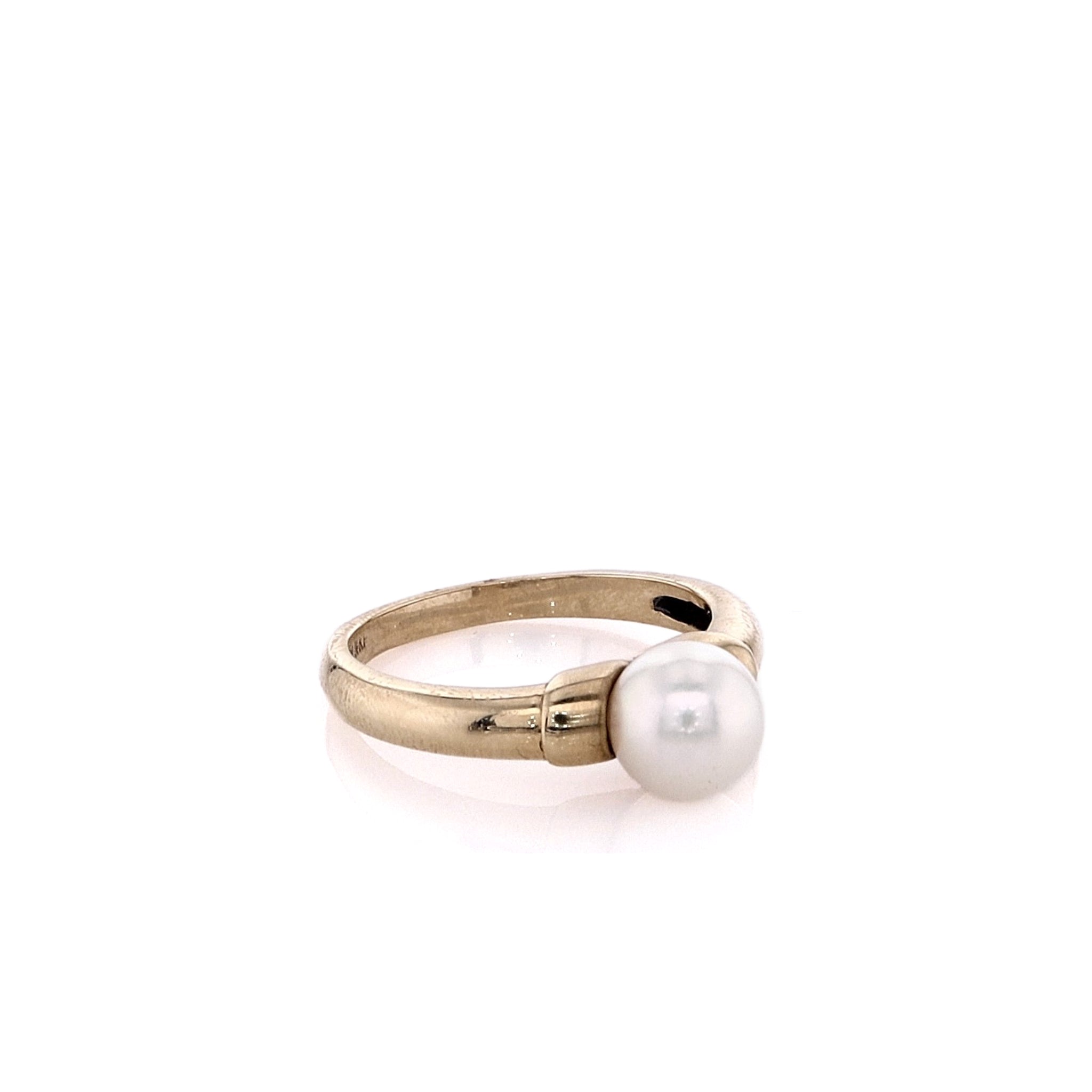 Exquisite 14k Yellow Gold Ring with 7mm Cultured Pearl and Polished Shank, Size 7.5