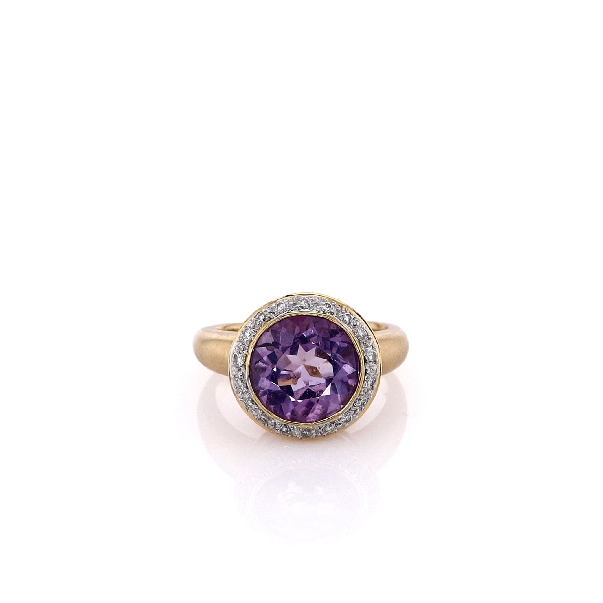 Exquisite Estate 18k Yellow Gold Ring Featuring Round Amethyst and Brilliant Cut Diamonds