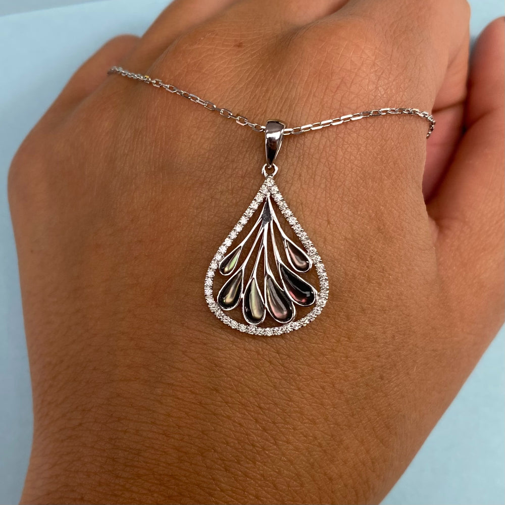 Exquisite 18k Gold Plated Pendant Necklace with Elegant Black Mother-of-Pearl Drop Design