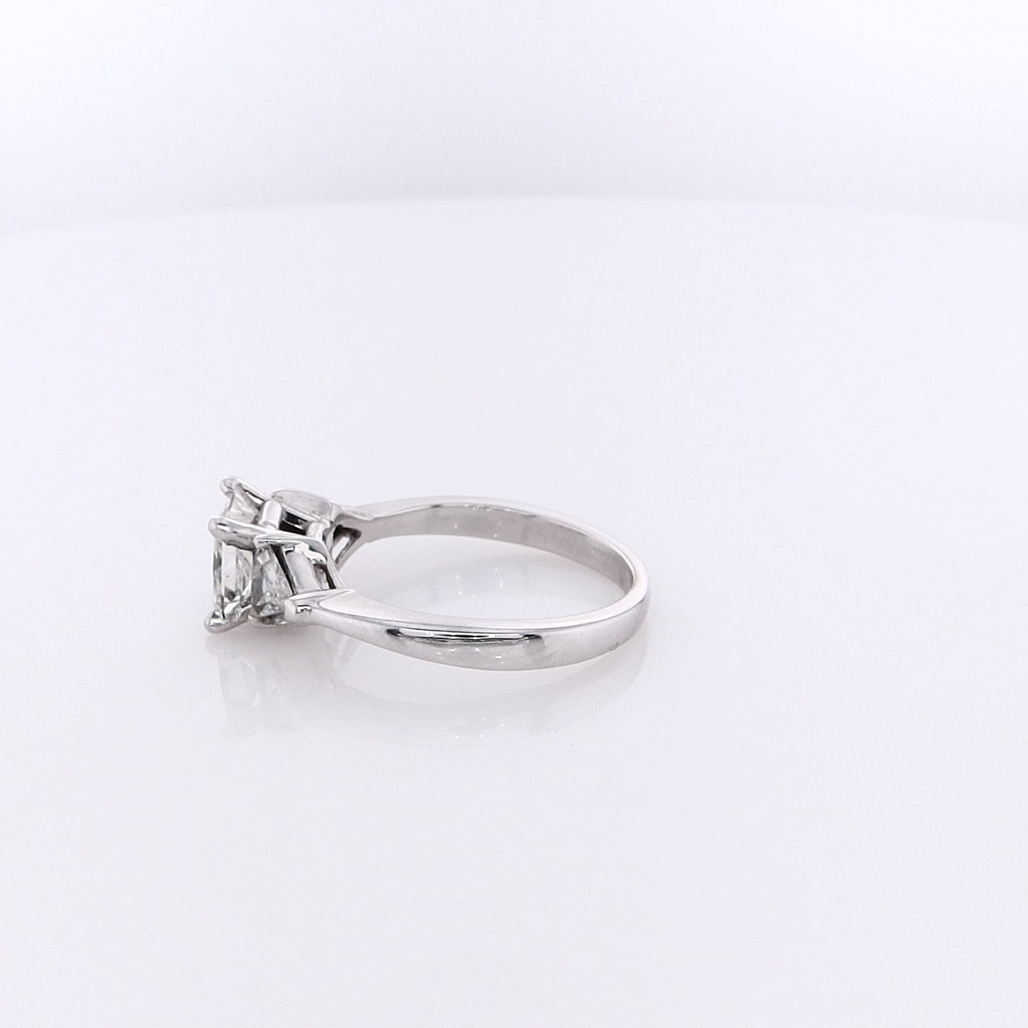 Luxurious Estate 14 Karat White Gold Diamond Engagement Ring for Romantic Proposals