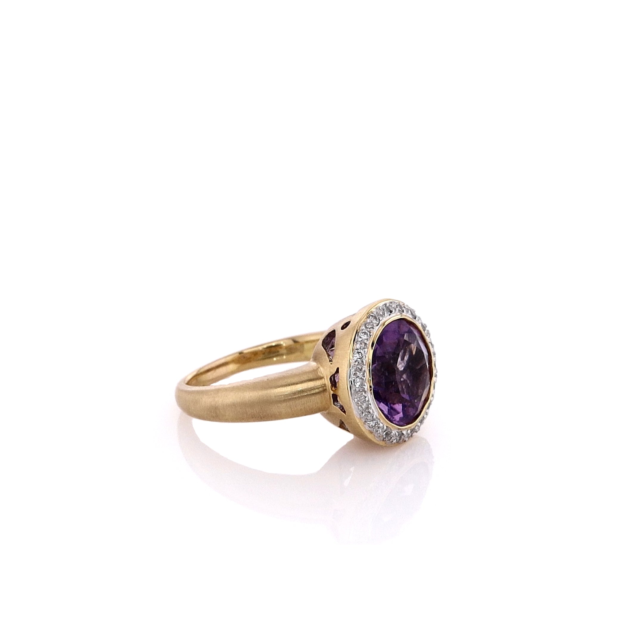 Exquisite Estate 18k Yellow Gold Ring Featuring Round Amethyst and Brilliant Cut Diamonds