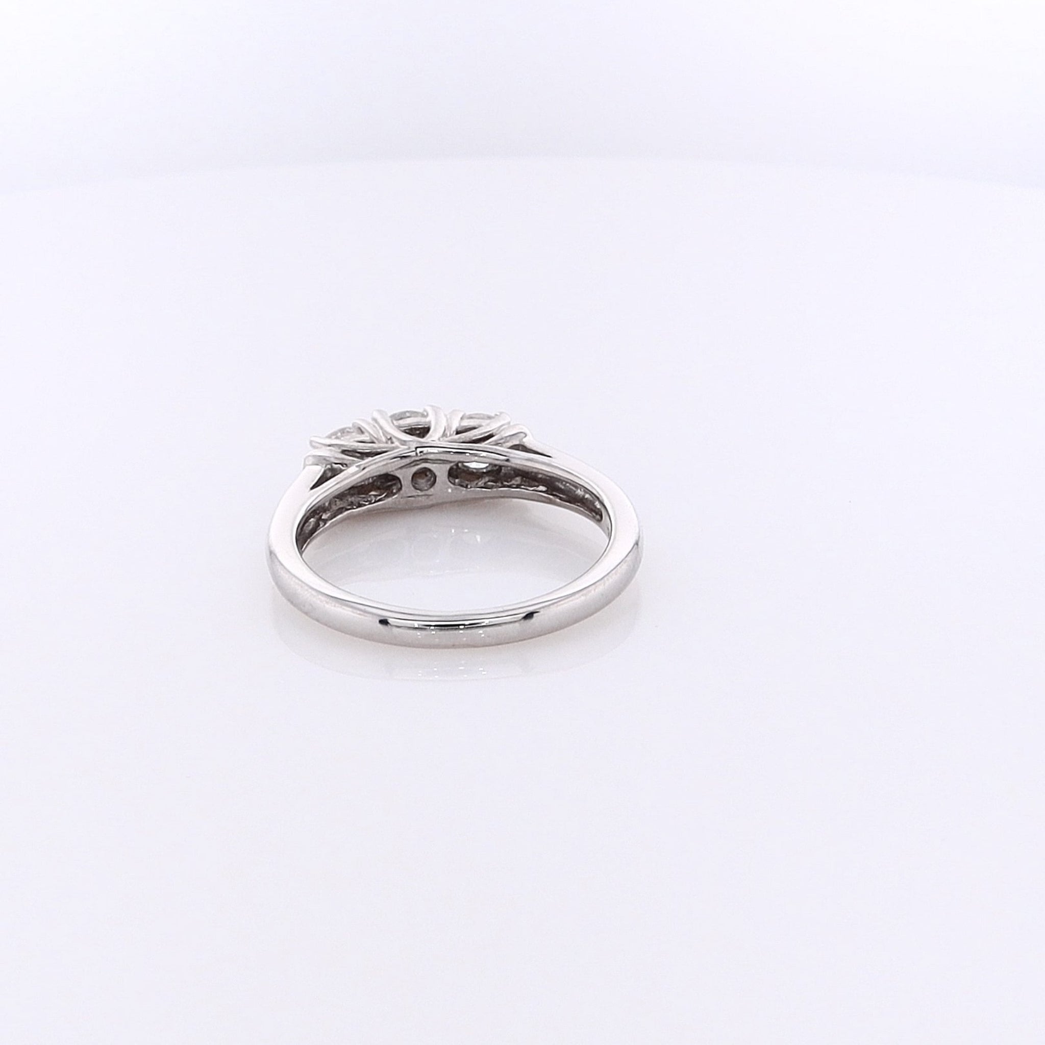 Exquisite Estate 14 Karat White Gold Diamond Engagement Ring for a Timeless Proposal
